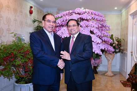 Thủ tướng Phạm Minh Chính thăm nguyên Tổng Bí thư Nông Đức Mạnh.