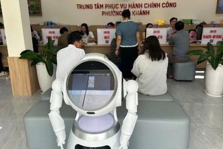 Phường An Khánh đã sử dụng robot để hỗ trợ trong quá trình người dân tới làm thủ tục hành chính trên địa bàn.