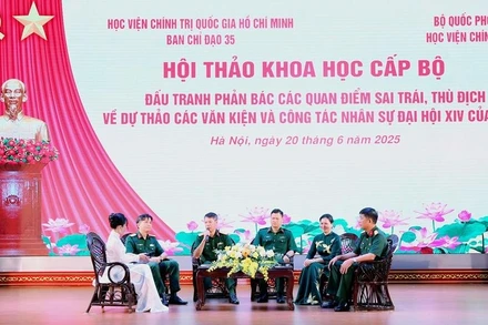 Các đại biểu trao đổi tại hội thảo khoa học “Đấu tranh phản bác các quan điểm sai trái, thù địch về dự thảo các văn kiện và công tác nhân sự Đại hội XIV của Đảng”. (Ảnh: BTC)