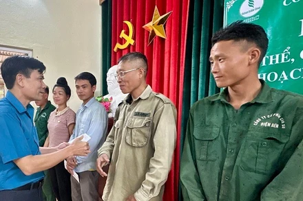 Đồng chí Hoàng Xuân Lợi, Phó Bí thư Đảng ủy, Trưởng phòng Tổ chức - cán bộ Công ty Cổ phần cao-su Điện Biên trao thưởng các cá nhân thuộc đội Mường Pồn có kết quả sản xuất xuất sắc. 