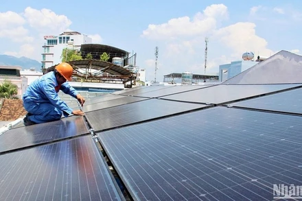 Lắp đặt tấm pin mặt trời trên mái nhà tại Thành phố Hồ Chí Minh. (Ảnh: HOÀNG ANH)