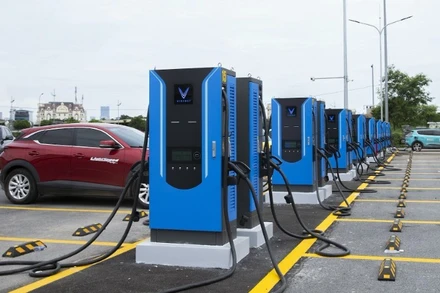 Trạm sạc xe điện của V-Green tại bãi đỗ xe Minh Khai, đường Cầu Diễn, Hà Nội. (Ảnh: NGUYỄN NGHĨA)