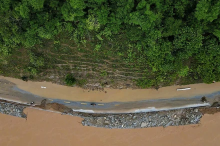 Quốc lộ 7 - trục giao thông huyết mạch nối từ Quốc lộ 1 từ xã Diễn Châu, tỉnh Nghệ An đến Cửa khẩu quốc tế Nậm Cắn dài hơn 220km bị sạt lở nghiêm trọng, sau đợt mưa lũ do hoàn lưu bão số 3, tháng 7/2025. (Ảnh: ĐÌNH PHƯỢNG)