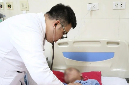 Các bác sĩ thường xuyên thăm khám, đánh giá kết quả điều trị cho người bệnh.