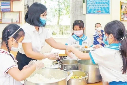 Mô hình điểm bữa ăn học đường tại nhiều địa phương được điều chỉnh dựa trên chỉ số phát triển thể chất của học sinh. (Ảnh: ANH NGA)