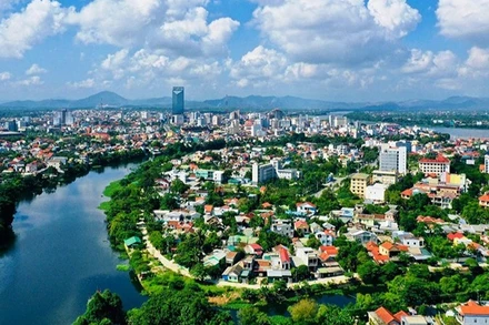 Đô thị Huế ở hai bờ sông Hương. (CÔNG HẬU)