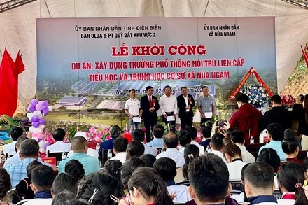 Đại diện lãnh đạo Ban Quản lý dự án và phát triển quỹ đất khu vực 2, lãnh đạo xã Núa Ngam trao quà, cảm ơn 3 gia đình đã tự nguyện hiến đất góp phần vào mặt bằng để xây dựng Trường liên cấp xã Núa Ngam.