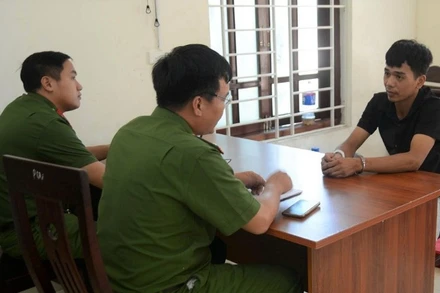 Cơ quan công an lấy lời khai đối tượng Nguyễn Khắc Nhật. (Ảnh: CANA)