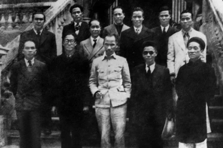 Chủ tịch Hồ Chí Minh và các thành viên Hội đồng Chính phủ lâm thời nước Việt Nam Dân chủ Cộng hòa ra mắt sau phiên họp đầu tiên, sáng 3/9/1945. (Ảnh: TTXVN)