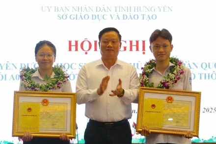 Chủ tịch Ủy ban nhân dân tỉnh Hưng Yên Nguyễn Khắc Thận trao Bằng khen của tỉnh cho 2 thí sinh thủ khoa khối A00 đạt điểm tuyệt đối 30/30 điểm.