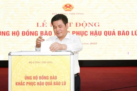 Bộ trưởng Công thương Nguyễn Hồng Diên ủng hộ đồng bào khắc phục hậu quả bão lũ.