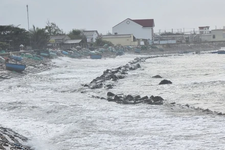 Vùng ven biển xã Nhơn Hải (huyện Ninh Hải, tỉnh Ninh Thuận) thường xuyên chịu áp lực từ những đợt sóng lớn đánh vào bờ. (Ảnh: Nguyễn Thành – TTXVN)