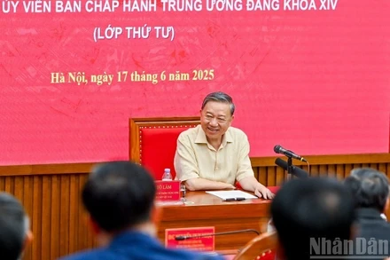 Tổng Bí thư Tô Lâm trao đổi với các học viên.