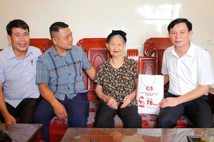 Lãnh đạo xã Hưng Nguyên chăm sóc, tri ân người có công với nước.