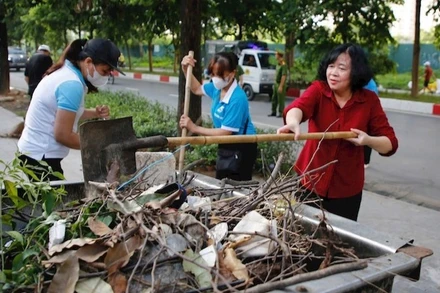 Bí thư Thành ủy Hà Nội Bùi Thị Minh Hoài tham gia thu gom rác cùng người dân phường Xuân Đỉnh.