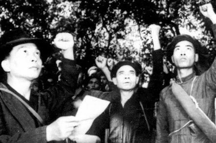 Đồng chí Võ Nguyên Giáp đọc Lời Tuyên thệ trong Lễ thành lập Đội Việt Nam Tuyên truyền giải phóng quân, ngày 22/12/1944. (Ảnh: Tư liệu TTXVN)