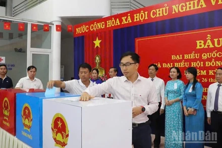 Cử tri bỏ phiếu tại khu vực bỏ phiếu sớm số 7, bầu đại biểu Quốc hội khóa XVI và đại biểu Hội đồng nhân dân các cấp nhiệm kỳ 2026-2031, ngày 26/2/2026, tại phường Tam Thắng, Thành phố Hồ Chí Minh. (Ảnh: HẢI CHÍNH)