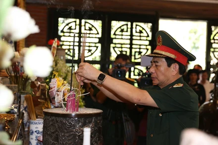 Đại tướng Phan Văn Giang và đoàn công tác dâng hoa, dâng hương tại đền thờ Chủ tịch Hồ Chí Minh.