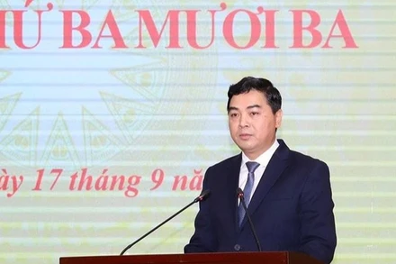 Tân Chủ tịch Ủy ban nhân dân tỉnh Thanh Hóa Nguyễn Hoài Anh phát biểu tại Kỳ họp Hội đồng nhân dân tỉnh lần thứ 33, chiều 17/9/2025. (Ảnh: MAI LUẬN)