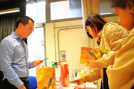 Nhà xuất bản gặp gỡ, giao lưu với bạn đọc nhân dịp sách mới phát hành.