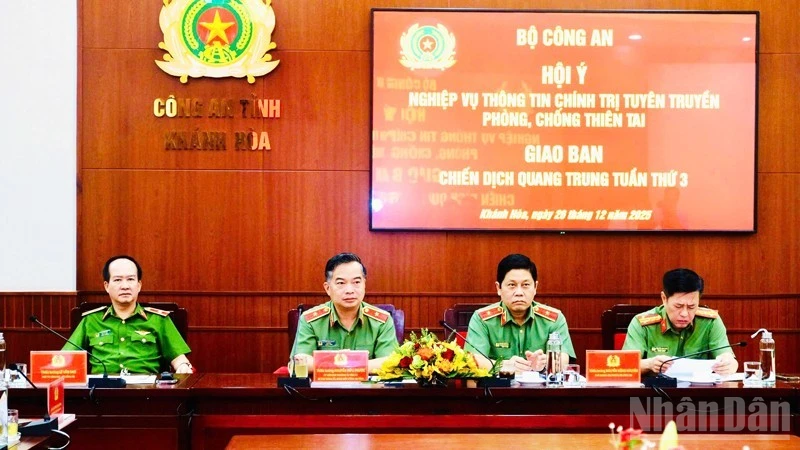 Lãnh đạo Bộ Công an và Công an tỉnh Khánh Hòa chủ trì buổi hội ý. (Ảnh: VŨ TÂN)