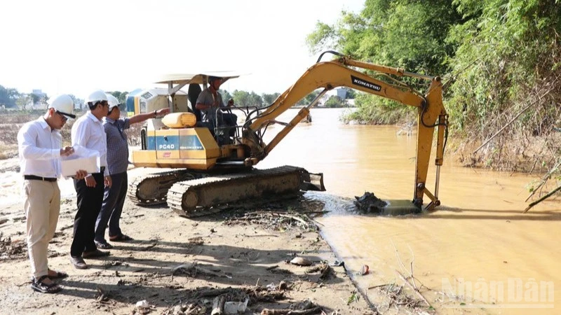 Công ty trách nhiệm hữu hạn một thành viên Khai thác công trình thủy lợi Ninh Thuận (Khánh Hòa) huy động nhân lực, máy móc khẩn trương nạo vét, thông cống lấy nước tại đập Lâm Cấm, phường Đô Vinh. (Ảnh: NGUYỄN TRUNG)