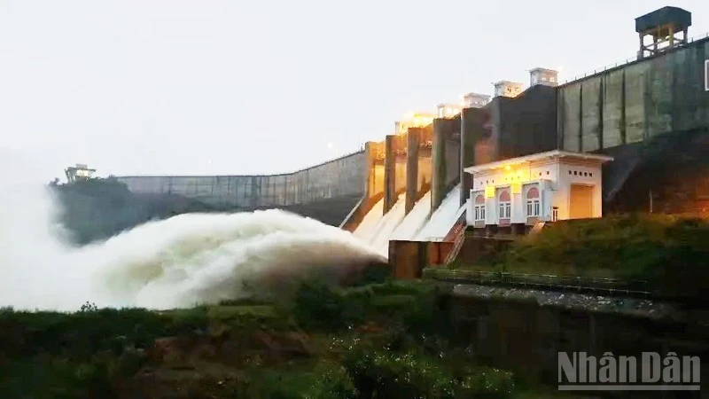 Hồ Sông Cái, xã Bác Ái Tây (Khánh Hòa) đang vượt mực nước so với thiết kế khoảng 28% được mở 5 cửa van, xả qua tràn với lưu lượng 1.109,28m³/s. (Ảnh: NGUYỄN TRUNG)