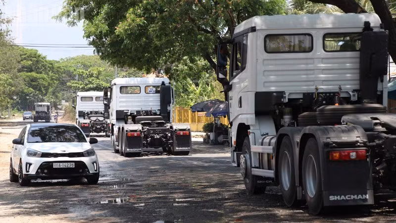 Lượng xe ô tô, xe tải lưu thông trên tuyến giao thông huyết mạch nối 2 tỉnh Khánh Hòa với Lâm Đồng ngày càng nhiều. Trong khi đó, nhiều đoạn đường xuống cấp nghiêm trọng, mặt đường chật hẹp, tiềm ẩn nhiều nguy hiểm về an toàn giao thông. (Ảnh: NGUYỄN TRUNG)