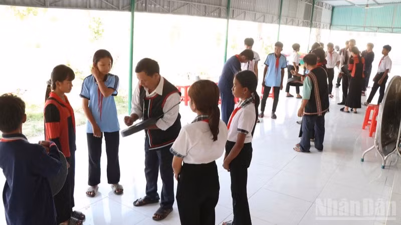Một buổi dạy đánh mã la Trường phổ thông Dân tộc bán trú trung học cơ sở Phước Hà (xã Phước Hà, tỉnh Khánh Hòa). (Ảnh: NGUYỄN TRUNG)