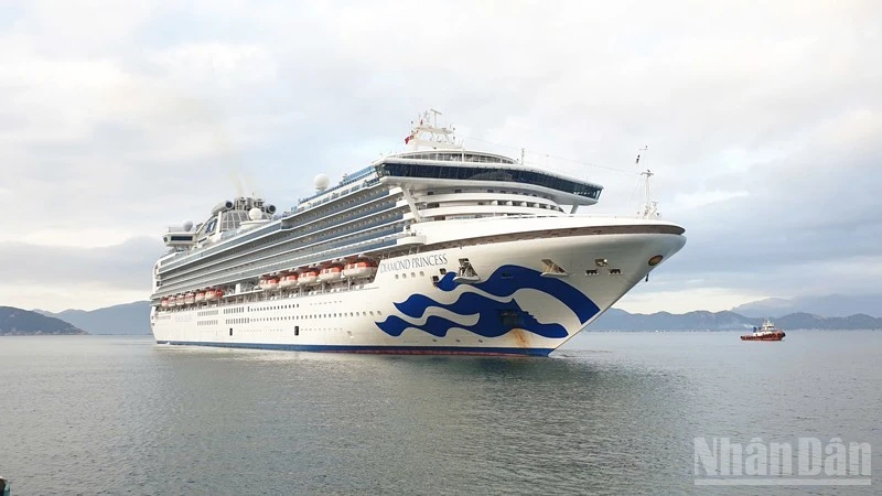 Tàu biển quốc tế Diamond Princess trên đường cập Cảng quốc tế Cam Ranh. (Ảnh: Sở Văn hóa, Thể thao và Du lịch tỉnh Khánh Hòa cung cấp)