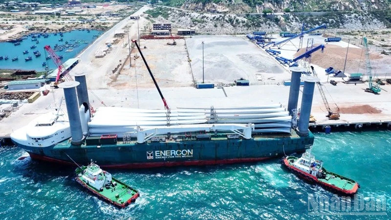 Tàu quốc tế có tải trọng hơn 50.000 tấn cập Cảng biển tổng hợp Cà Ná để bốc dỡ linh kiện phục vụ cho các dự án điện gió đầu tư tại khu vực phía nam tỉnh Khánh Hòa. (Ảnh: NGUYỄN TRUNG)