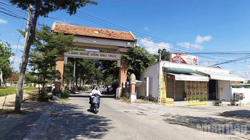 Cổng vào làng gốm Bàu Trúc, xã Ninh Phước (Khánh Hòa). (Ảnh: NGUYỄN TRUNG)