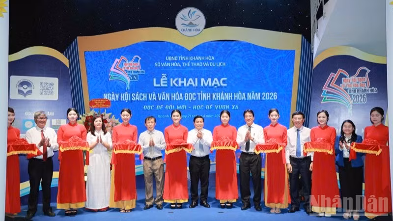 Lãnh đạo tỉnh Khánh Hòa cùng đại biểu và thành viên Ban tổ chức cắt băng khai mạc Ngày hội sách và văn hóa đọc tỉnh Khánh Hòa năm 2026. (Ảnh: NGUYỄN TRUNG)