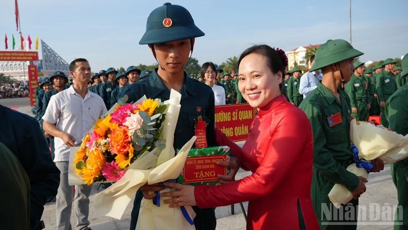 Lãnh đạo phường Phan Rang (Khánh Hòa) tặng hoa chúc mừng, dặn dò các tân binh trước giờ lên đường.