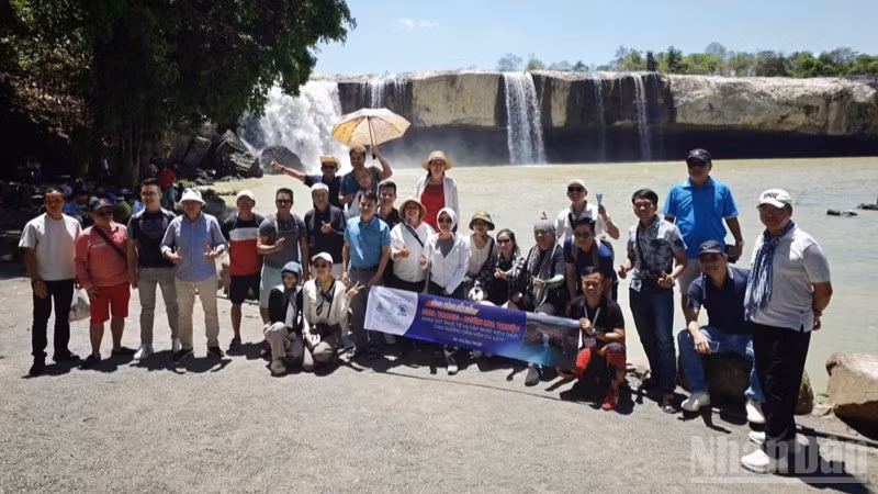 Đoàn hướng dẫn viên và doanh nghiệp lữ hành cùng du khách tham quan Thác Draynur, tỉnh Đắk Lắk. (Ảnh: HỒNG NGUYÊN)