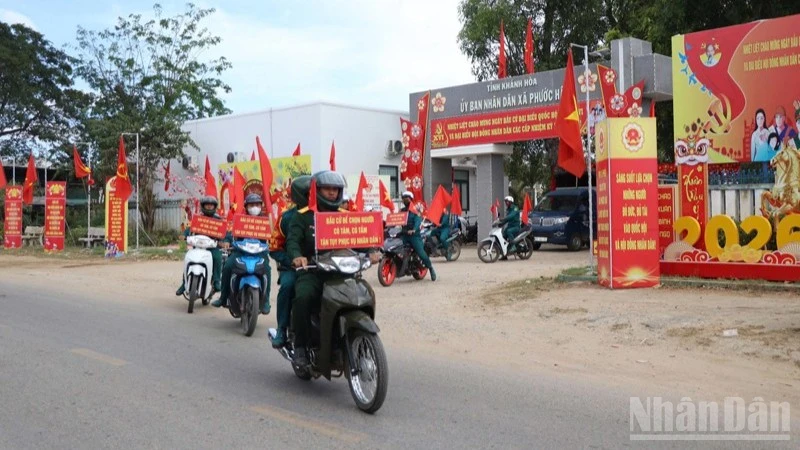 Công tác tuyên truyền về cuộc bầu cử đại biểu Quốc hội khóa XVI và đại biểu Hội đồng nhân dân các cấp nhiệm kỳ 2026-2031 rộn ràng khắp các thôn, làng ở khu vực phía nam tỉnh Khánh Hòa. (Ảnh: NGUYỄN TRUNG)