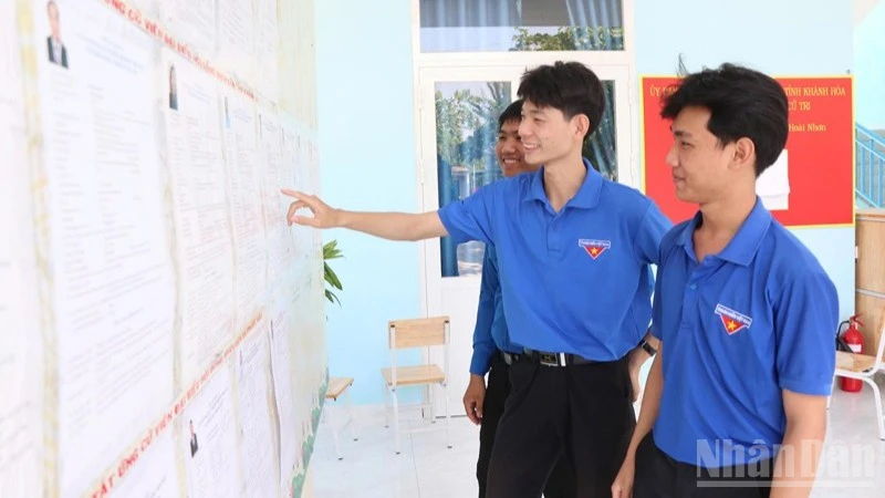 Nhiều bạn trẻ chủ động tìm hiểu tiểu sử, quá trình công tác cũng như chương trình hành động của các ứng cử viên trước khi đưa ra lựa chọn việc bỏ phiếu bầu đại biểu để gửi gắm nguyện vọng của mình. (Ảnh: NGUYỄN TRUNG)