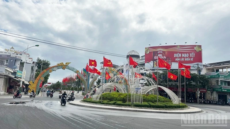 Trên trục đường Thống Nhất, khu vực trung tâm phường Phan Rang (Khánh Hòa) trang hoàng lộng lẫy cờ Đảng, cờ Tổ quốc, tạo nên không khí trang trọng, rộn ràng và đầy khí thế chào mừng Đại hội đại biểu toàn quốc lần thứ XIV của Đảng. (Ảnh: NGUYỄN TRUNG)