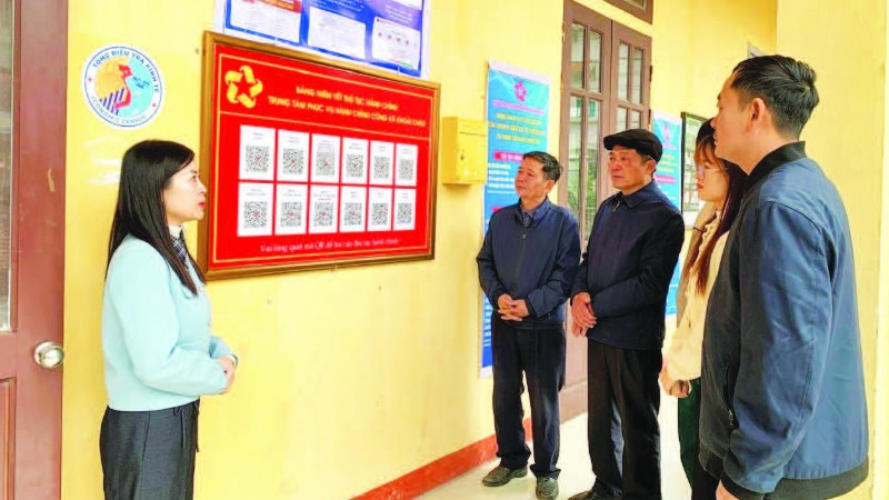 Cán bộ Trung tâm Phục vụ hành chính công xã Khoái Châu, tỉnh Hưng Yên hướng dẫn người dân quét mã QR để thực hiện thủ tục hành chính.