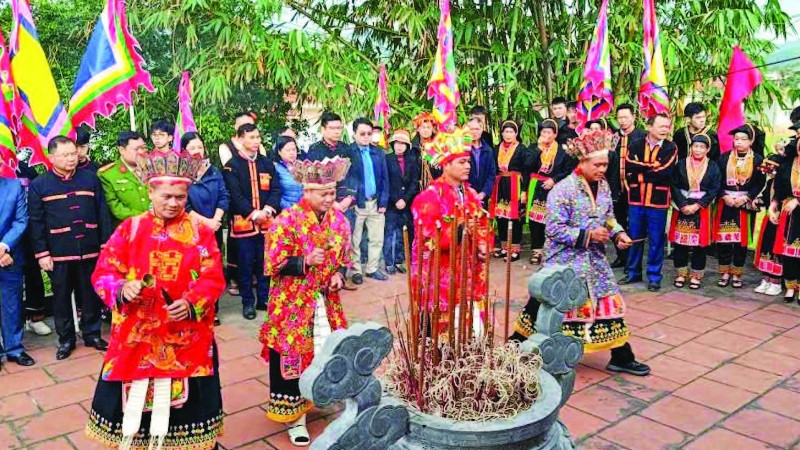 Các thầy mo thực hiện nghi lễ cúng Tổ Bàn Vương theo phong tục cổ truyền tại Miếu Bàn Vương.