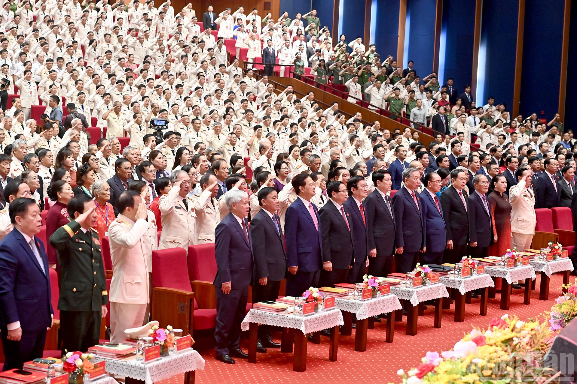 Tổng Bí thư Tô Lâm và các đồng chí lãnh đạo, nguyên lãnh đạo Đảng, Nhà nước thực hiện nghi thức chào cờ tại Lễ kỷ niệm. ndo_br_a2-bnd-2301.jpg