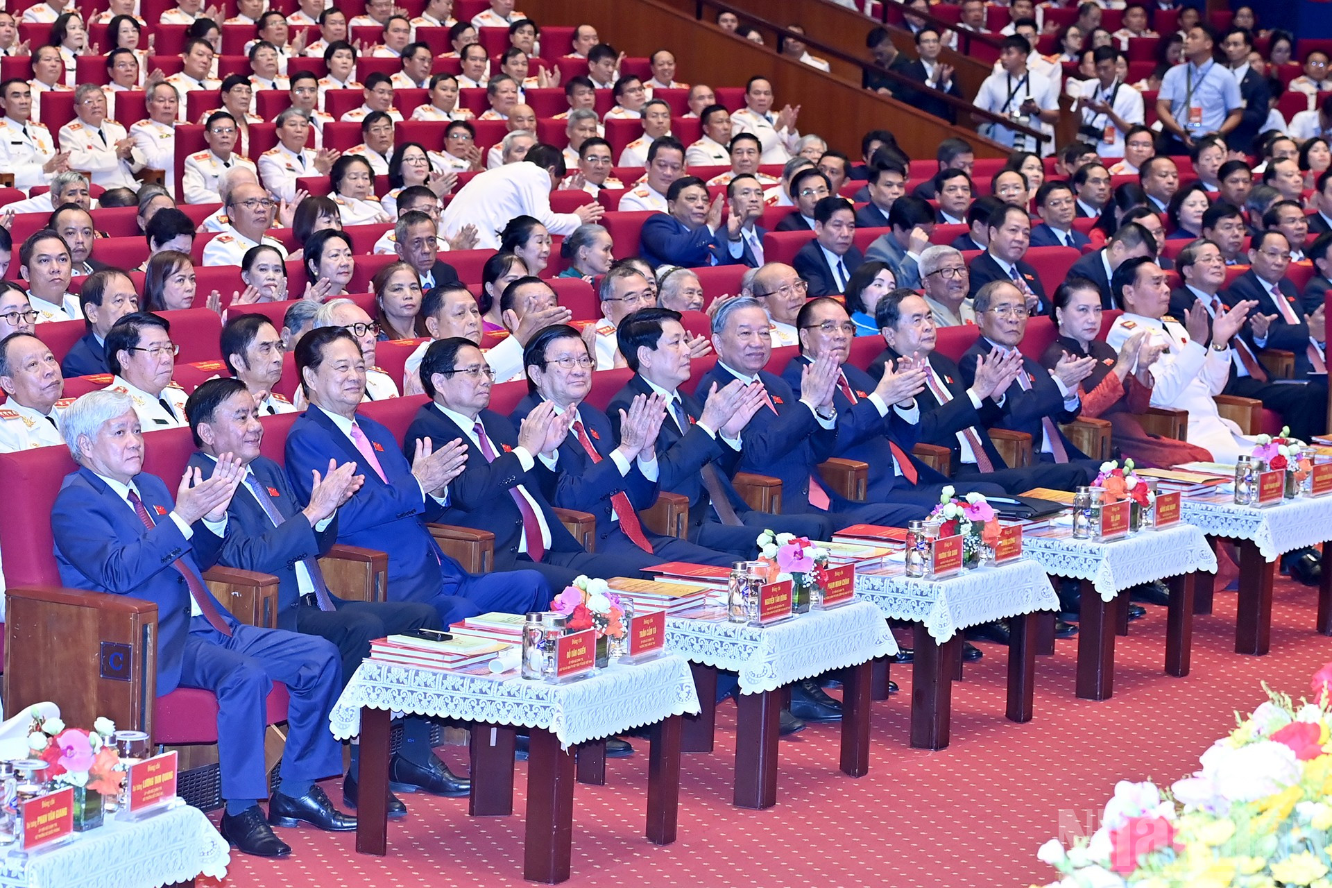 Tổng Bí thư Tô Lâm, Chủ tịch nước Lương Cường, Thủ tướng Phạm Minh Chính, Chủ tịch Quốc hội Trần Thanh Mẫn cùng các lãnh đạo, nguyên lãnh đạo Đảng, Nhà nước tham dự Lễ kỷ niệm. ndo_br_a2-bnd-2418.jpg
