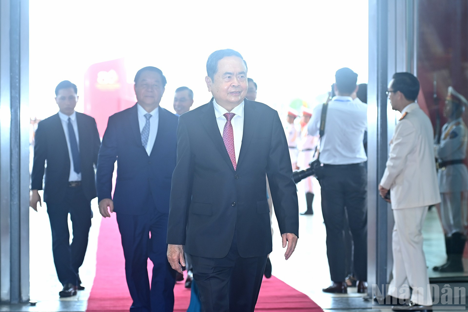 Der Vorsitzende der Nationalversammlung, Tran Thanh Man, nahm an der Zeremonie teil. ndo_br_a8-bnd-2075.jpg