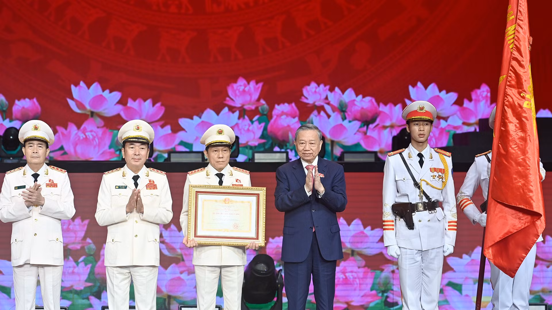 Tổng Bí thư Tô Lâm trao Huân chương Sao vàng lần thứ năm tặng lực lượng Công an nhân dân Việt Nam. 