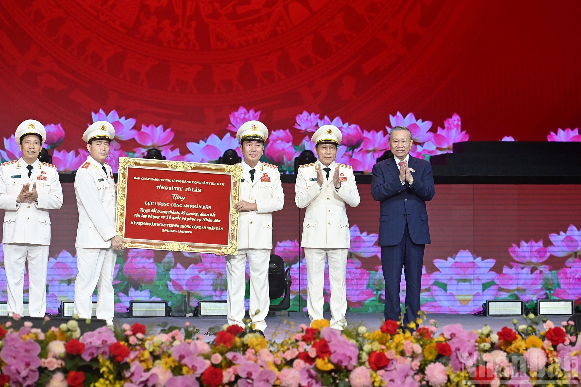 Tổng Bí thư Tô Lâm trao bức trướng tặng lực lượng Công an nhân dân Việt Nam. ndo_br_a9-bnd-2656.jpg