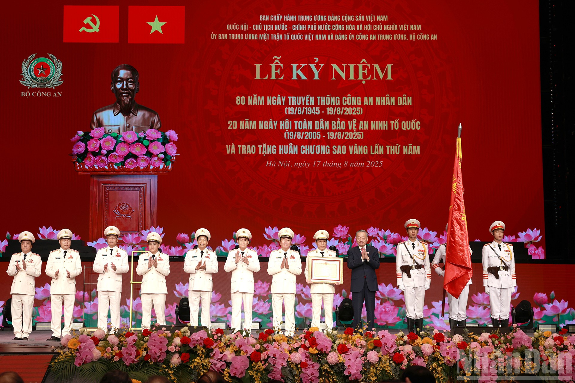 Tổng Bí thư Tô Lâm trao Huân chương Sao Vàng lần thứ năm, tặng lực lượng Công an nhân dân Việt Nam. ndo_br_a5-hr6-0854.jpg
