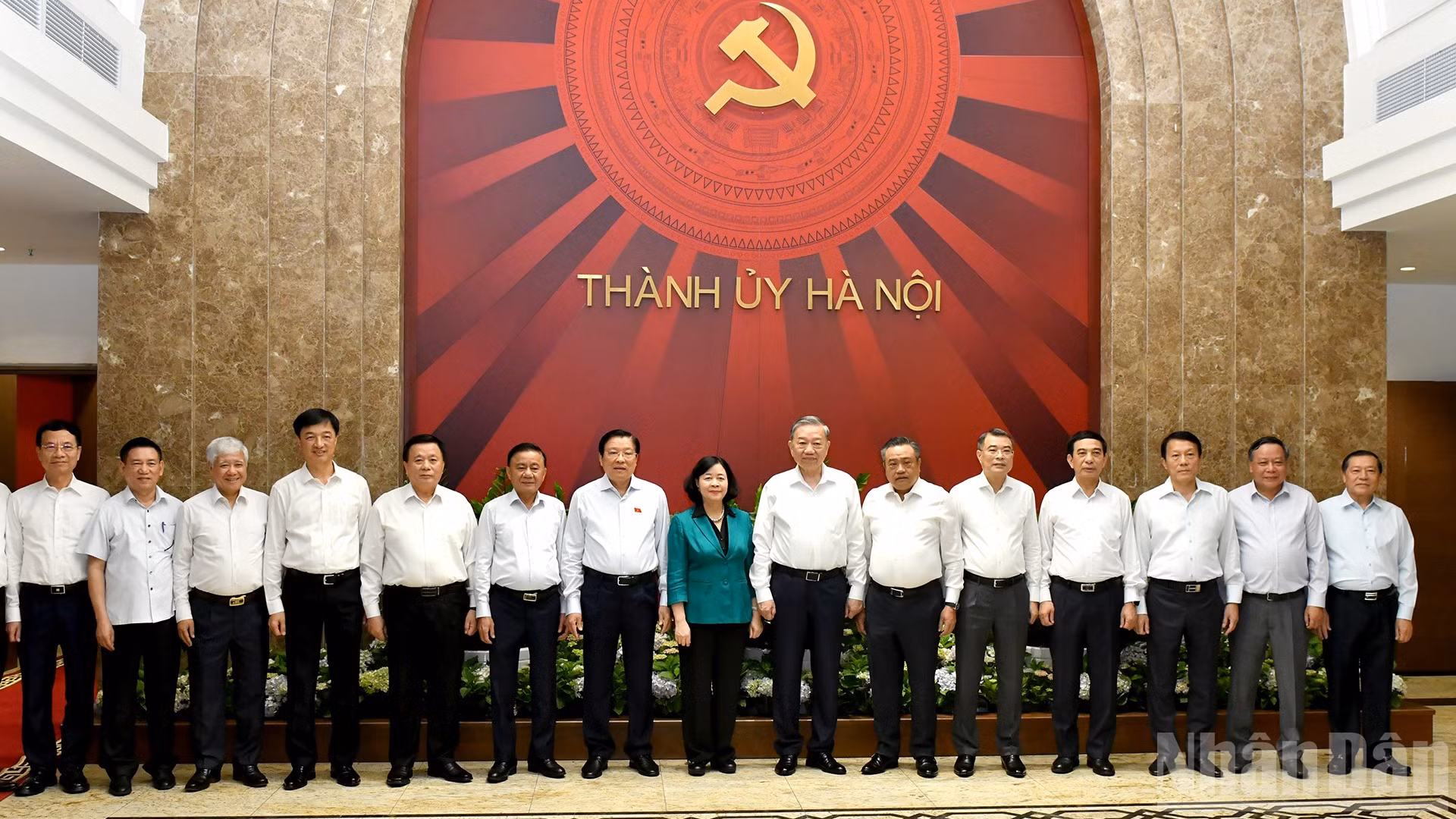 Tổng Bí thư Tô Lâm với các đồng chí lãnh đạo Đảng, Nhà nước và Ban Thường vụ Thành ủy Hà Nội.