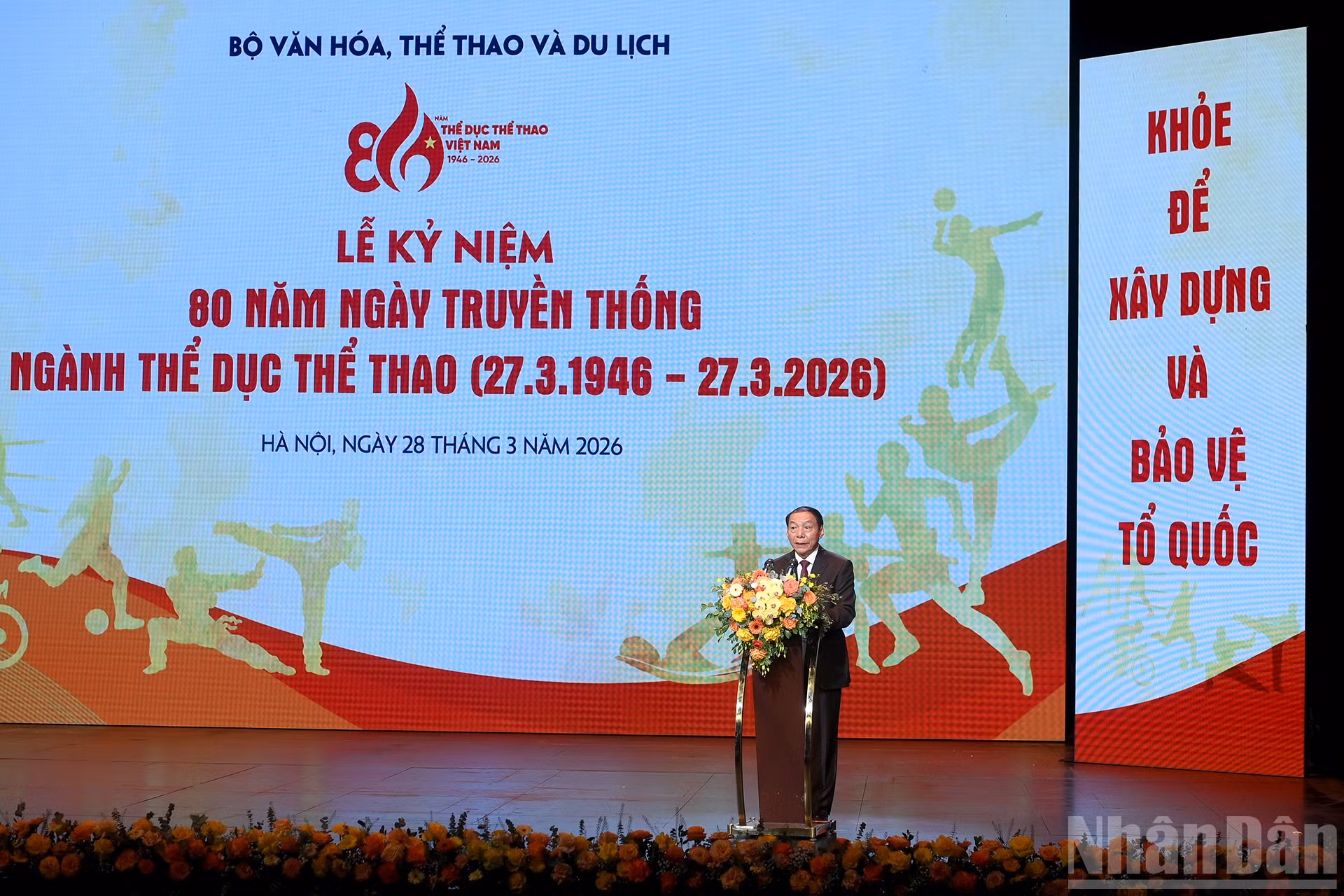 Министр культуры, спорта и туризма Нгуен Ван Хунг выступает с докладом на церемонии.