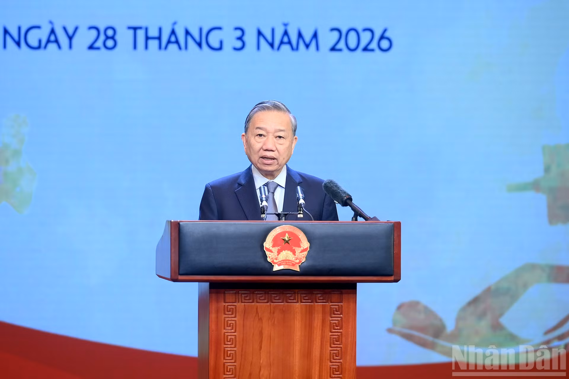 Генеральный секретарь ЦК КПВ То Лам выступает с руководящей речью на церемонии.