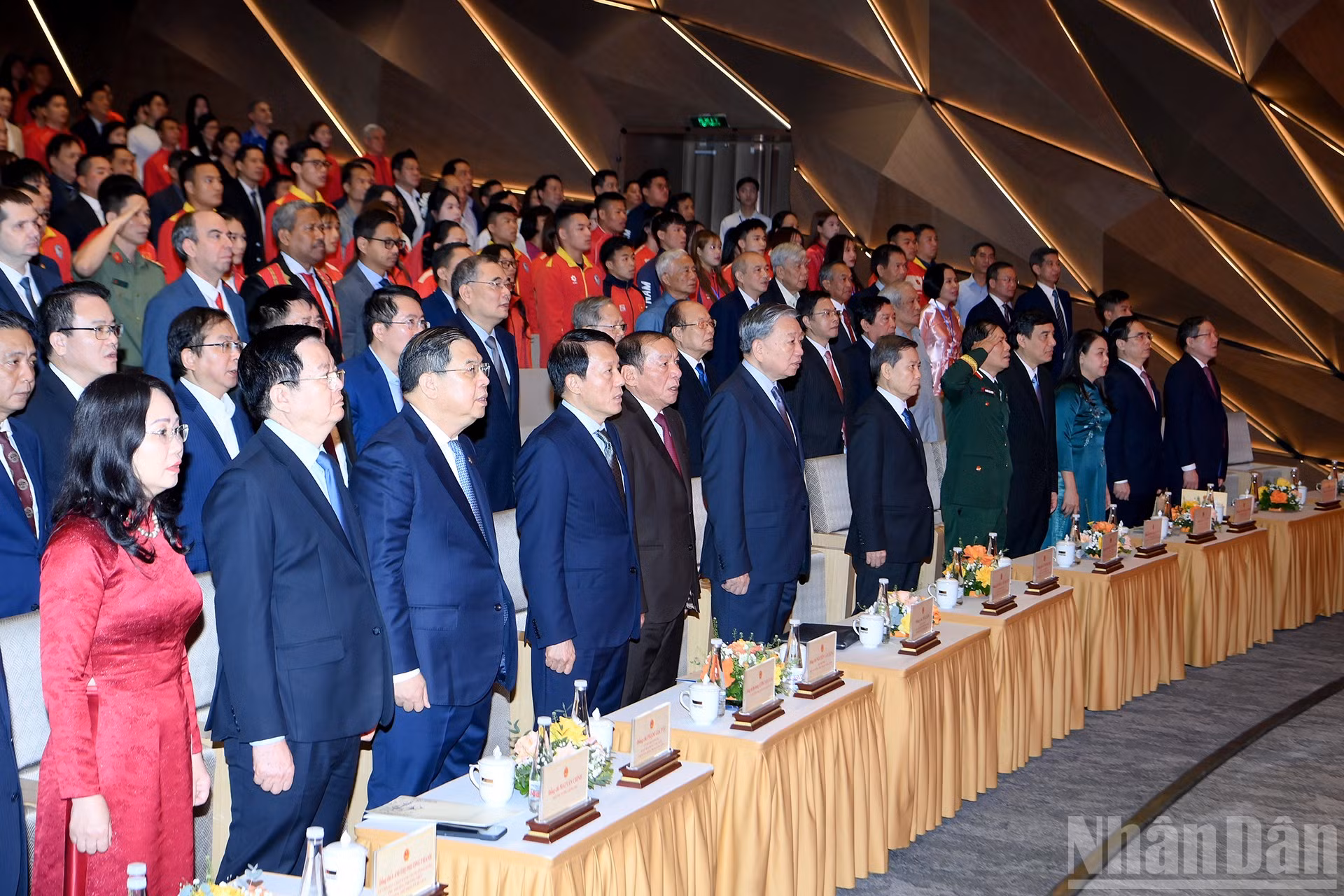 Генеральный секретарь ЦК КПВ То Лам и делегаты исполняют церемонию приветствия флага.